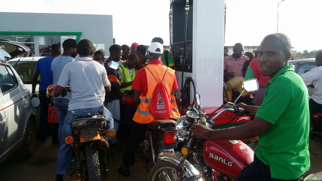 Fila de carros e motas em posto de gasolina em Moçambique devido à escassez de combustível nas últimas semanas.