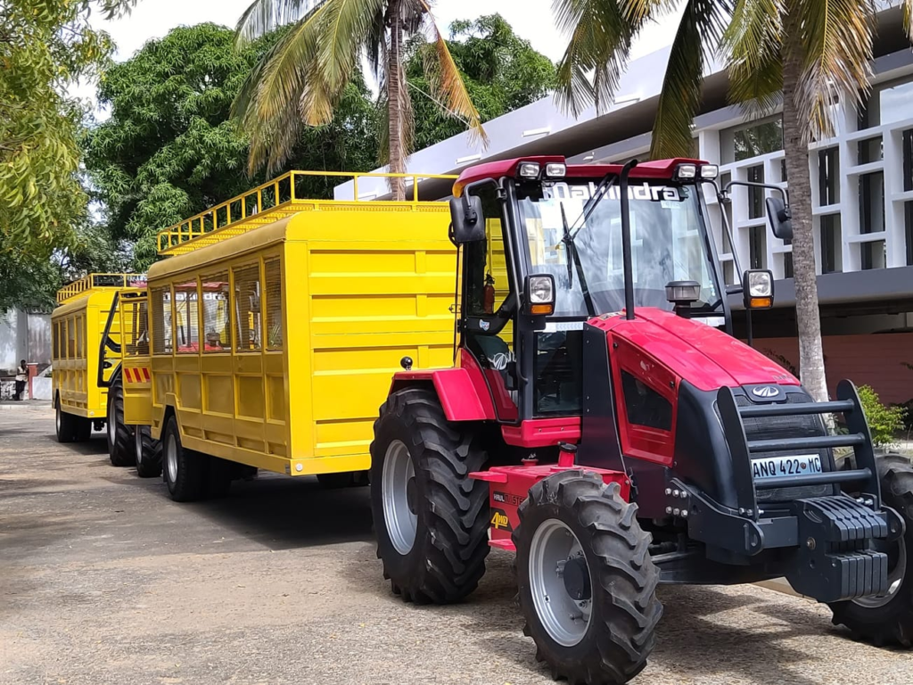 A utilização de tractores como transporte público em Moçambique levanta debates. Seria essa uma solução viável para zonas rurais ou um paliativo que agrava os problemas estruturais das estradas? 3 tractores equipados para transportes públicos.