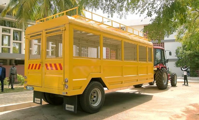 A utilização de tractores como transporte público em Moçambique levanta debates. Seria essa uma solução viável para zonas rurais ou um paliativo que agrava os problemas estruturais das estradas? 2 Trator adaptado para transporte de pessoas em estrada rural moçambicana.